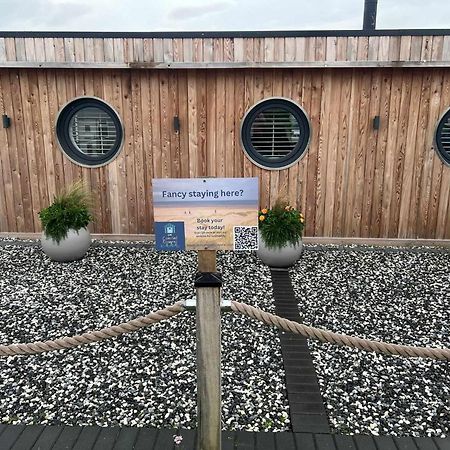 Humberston Boathouse Lodge & Hot Tub - Cleethorpes Beach Cabin Chalet Екстериор снимка