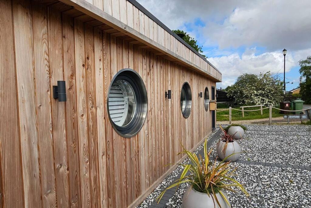 Humberston Boathouse Lodge & Hot Tub - Cleethorpes Beach Cabin Chalet Екстериор снимка