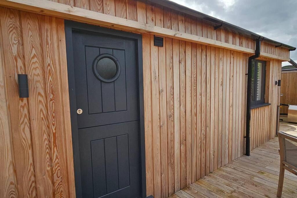 Humberston Boathouse Lodge & Hot Tub - Cleethorpes Beach Cabin Chalet Екстериор снимка