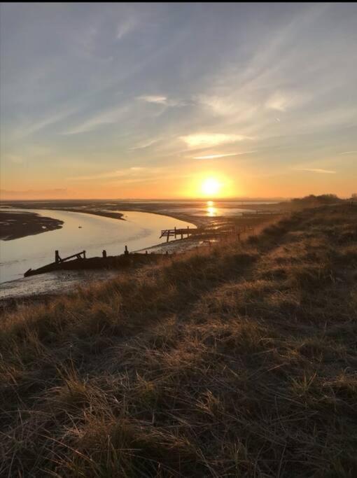 Humberston Boathouse Lodge & Hot Tub - Cleethorpes Beach Cabin Chalet Екстериор снимка